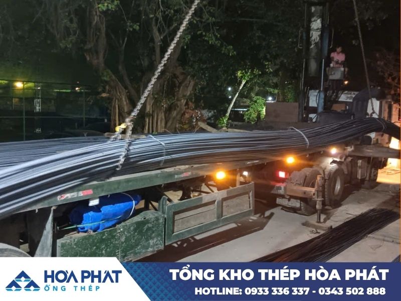 Xe container đang bốc dỡ thép cây hòa phát cb400v tại công trình xây dựng giao thép cây hòa phát cb400v tại công trình